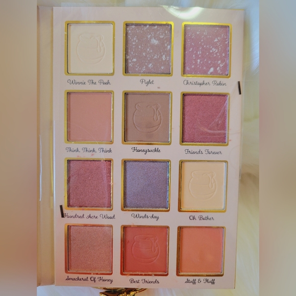 💕💕WINNIE-THE-POOH EYESHADOW PALETTE AND COSMETIC SPONGES💕💕 - Picture 4 of 11